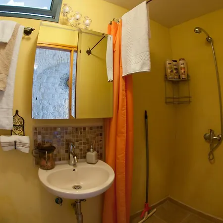 Artist Quarter Guesthouse B&B-3